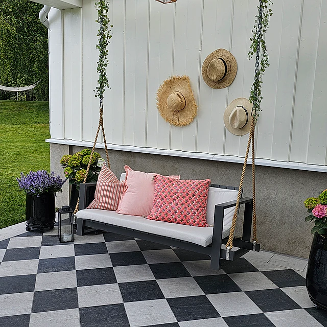 romantisk hengehuske med rosa puter og blomster og solhatter