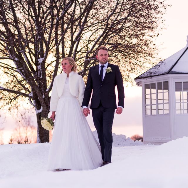 Brudepar i snø og vinter, foran lysthus