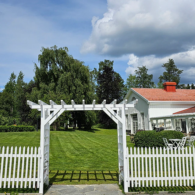 Hageportal og stakittgjerne 