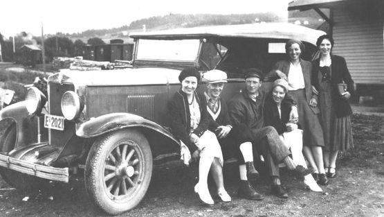 Picture of Sverre and Ingeborg sitting on an old car